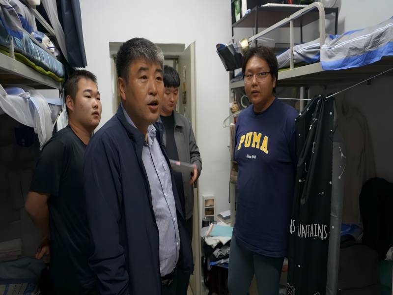 400全讯白菜网官网开展国庆节假期前寝室走访慰问
